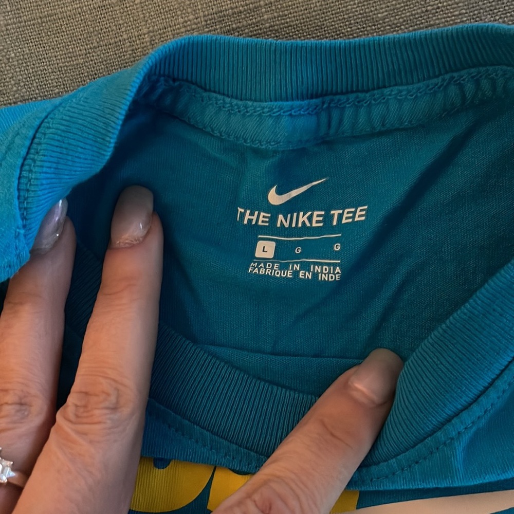 Kids L Nike Tee - Picture 2 of 2